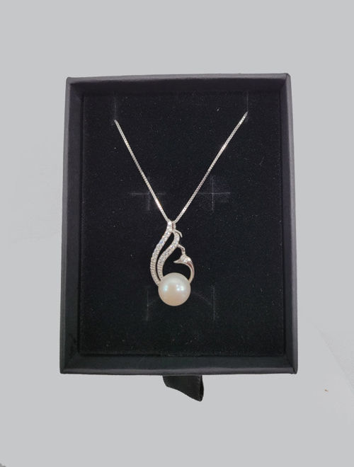 Silver pendant with pearl